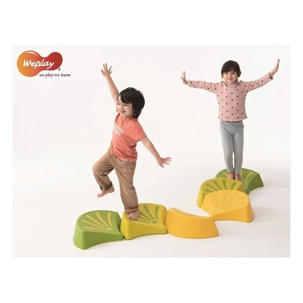 Enfants en maternelle réalisant des mouvements d’équilibre sur module de motricité